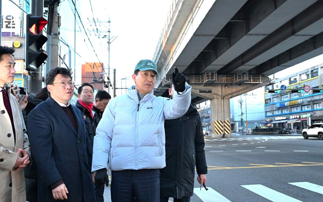 22일(월) 오전 성북구 북부간선도로 하월곡JCT 인근을 찾은 오세훈 서울시장이 강북횡단 지하고속도로 사업 현장을 점검하고 있다. /서울시
